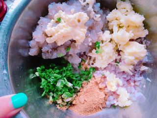 7、吃到停不下来的芝心虾饼,最后加入葱花适量,蛋黄酱,白胡椒粉,辣椒粉。蛋黄酱可以用丘比沙拉酱红色管代替