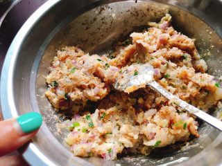 8、吃到停不下来的芝心虾饼,搅拌成泥