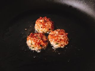 12、吃到停不下来的芝心虾饼,入油锅,两面炸成金黄