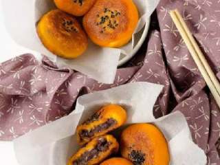 16、南瓜饼,出锅后的南瓜饼放在厨房餐巾纸上吸走多余的油，即可装盘食用。