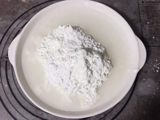 3、咸蛋黄肉松麻薯面包,面团发酵过程制作内馅。将麻薯材料除去黄油，一起称好。