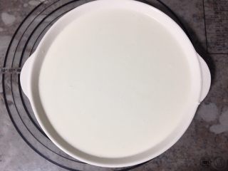 4、咸蛋黄肉松麻薯面包,混合均匀至无颗粒状态，覆上保鲜膜，上锅蒸30分钟左右。