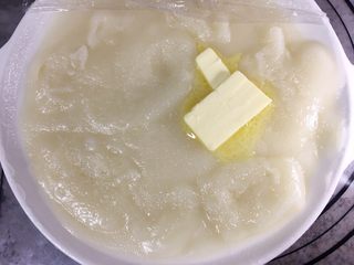 5、咸蛋黄肉松麻薯面包,蒸好的麻薯趁热加入黄油，揉均匀，超级无敌的烫，要有心理准备哈。