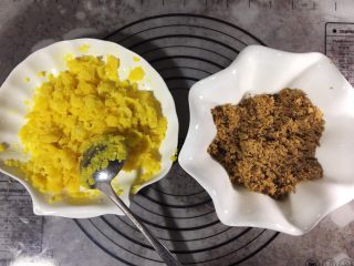 7、咸蛋黄肉松麻薯面包,将熟的咸蛋黄压碎，混合肉松，肉松是自制的，安全卫生。