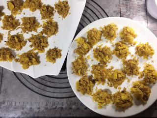 8、咸蛋黄肉松麻薯面包,平均分成小份。