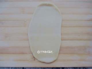 5、麻酱白糖酥饼,擀成椭圆形，擀的时候记得是从中间擀起，向上擀，向下擀