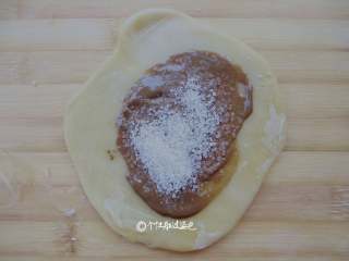 7、麻酱白糖酥饼,擀成饺子皮状，加入芝麻酱和一勺白糖，也可以放红糖