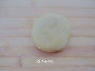 8、麻酱白糖酥饼,收口朝下按扁