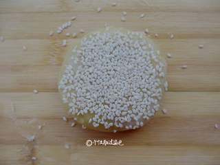 9、麻酱白糖酥饼,将刷了鸡蛋液的一面放在熟芝麻里轻轻按压一下，使冰上粘满芝麻！