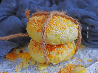 10、麻酱白糖酥饼,饼放入烤箱上下火200度烤20-25分钟！各家烤箱功率大小不一，时间和温度仅供参考！也可以用电饼铛加热或平底锅，放入整形好的饼烙至两面金黄即可~