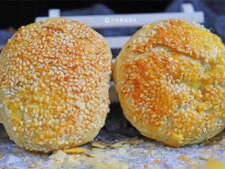 12、麻酱白糖酥饼,掰开酥皮层次分明，酥到一碰就掉渣