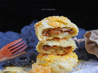 13、麻酱白糖酥饼,刚出炉的烧饼，最是酥软好吃。