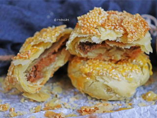 14、麻酱白糖酥饼,咬开烧饼，就可以看到清晰的分层了。烧饼的层次越多，味道越好哦~
