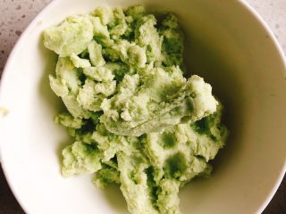 1、早餐豆渣饼-被遗弃的豆渣大变身,前一晚做豆腐留下来的毛豆渣,特别柔软。(这里提一句,用毛豆做出来的豆腐自带奶香味,很神奇,个人认为比其他豆做出来的豆腐好吃很多)