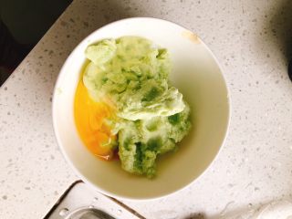 2、早餐豆渣饼-被遗弃的豆渣大变身,打入1个鸡蛋,全蛋。