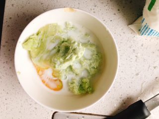 3、早餐豆渣饼-被遗弃的豆渣大变身,加入3勺全脂牛奶提香,全脂牛奶奶味特别浓。