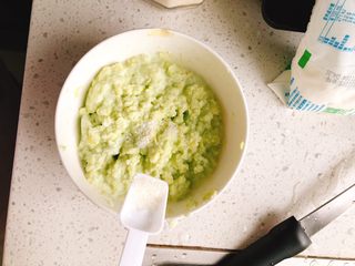 4、早餐豆渣饼-被遗弃的豆渣大变身,加入半勺盐、半勺糖。(图示豆渣搅拌过一次,实际可以等调料全部放完再搅拌)