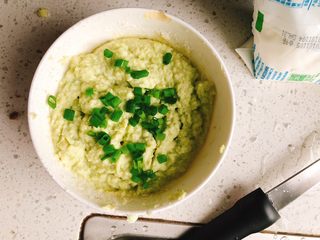 6、早餐豆渣饼-被遗弃的豆渣大变身,葱花切小段放入豆渣,