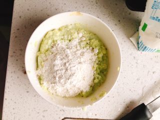 7、早餐豆渣饼-被遗弃的豆渣大变身,倒入面粉搅拌,面粉和豆渣的比例大约为1:1,但每个人做豆渣的干湿程度不同,需根据情况放面粉,可少量多次边搅拌边加入面粉。