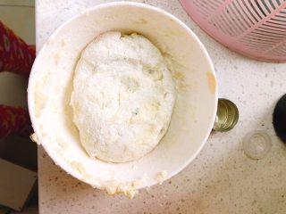 8、早餐豆渣饼-被遗弃的豆渣大变身,加入面粉后,揉成面团,面团不可太硬,稍微软一些做出来的饼会更好吃,软一点的面团会粘锅,因此要铺一层厚厚的面粉到面团外部。