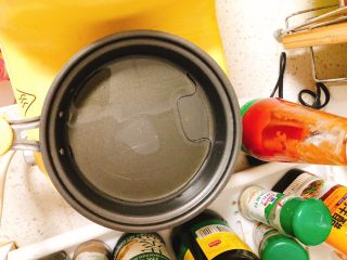 9、早餐豆渣饼-被遗弃的豆渣大变身,准备一个不粘锅,倒入50克茶油
