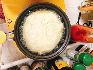 10、早餐豆渣饼-被遗弃的豆渣大变身,将面团用手压扁,放到锅里煎炸。
