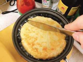 12、早餐豆渣饼-被遗弃的豆渣大变身,炸至两面金黄后,用刀将饼切成小块,使得面饼受热均匀。