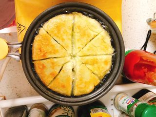 13、早餐豆渣饼-被遗弃的豆渣大变身,切成8小块三角面饼继续煎炸,一方面以防面饼中间没熟,另一方面切小片使得面饼更酥脆,口感更好。