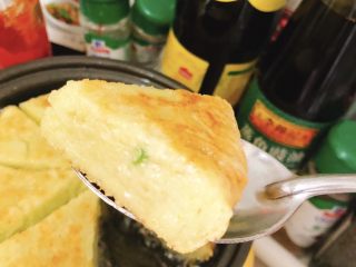 14、早餐豆渣饼-被遗弃的豆渣大变身,用勺子舀一小块面饼看下,榨至四周都熟透酥脆即可。