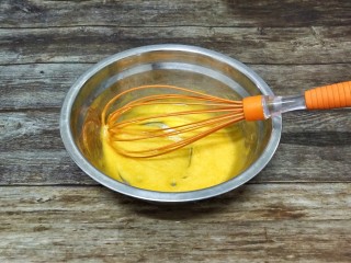 1、华夫饼,蛋黄蛋白分开，蛋黄放入碗中，加入糖粉，色拉油拌匀