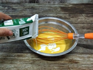 2、华夫饼,倒入牛奶拌匀