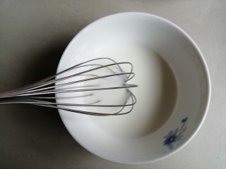 2、肉松元宝蛋糕,搅拌均匀，乳化好