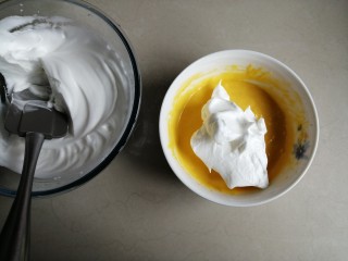 8、肉松元宝蛋糕,取1/3打发好的蛋白霜到蛋黄糊里，从底部向上翻拌并切拌均匀