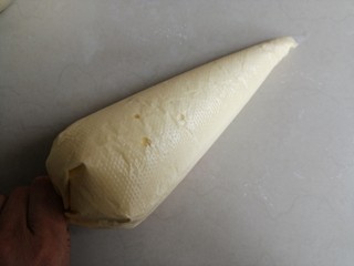 11、肉松元宝蛋糕,把蛋糕糊装入裱花袋中