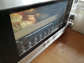 13、肉松元宝蛋糕,放入已经提前预热到上火170度，下火150度的东菱K40C烤箱中下层，烘烤17分钟左右