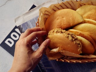 15、肉松元宝蛋糕,撒上肉松，合起来即可