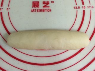 7、热狗面包,从上到下卷起来，两边收好口。