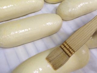 9、热狗面包,发酵完毕，给面包面上刷上鸡蛋液。