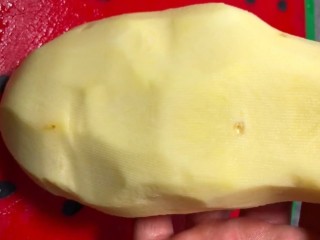 1、炸薯条,准备一个大土豆去皮洗净