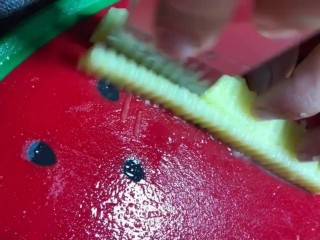 2、炸薯条,给他切成长长的狼牙条