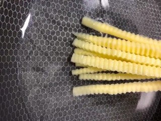 3、炸薯条,锅中水开放入土豆条烫一分钟捞出