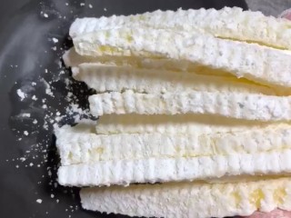 4、炸薯条,沾上一层玉米淀粉