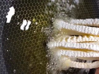 5、炸薯条,七成油温下锅炸