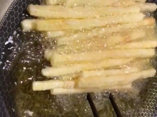 6、炸薯条,小火炸至酥脆金黄飘起