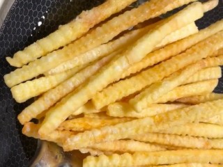 7、炸薯条,捞出控油