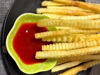 8、炸薯条,沾上番茄酱就可以吃了