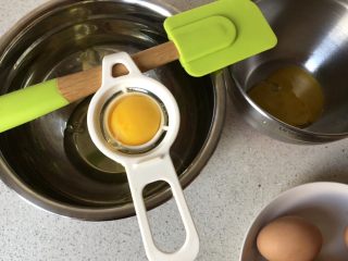 1、淡奶油戚风蛋糕,鸡蛋分离，其他材料备好