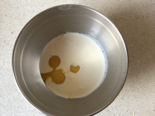2、淡奶油戚风蛋糕,淡奶油倒入蛋黄中