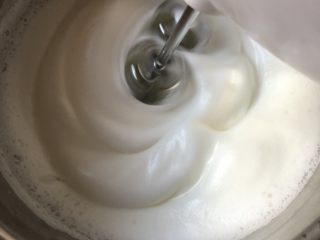 6、淡奶油戚风蛋糕,蛋清中滴入2滴柠檬汁、分三次加糖打发