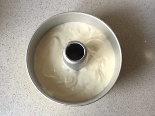 10、淡奶油戚风蛋糕,倒入中空模具，震一下气泡